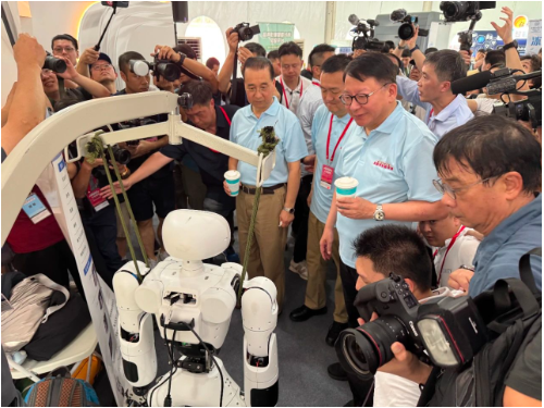 “黑科技体验感超棒！”蓝思科技携高科技产品亮相香港家乡市集嘉年华